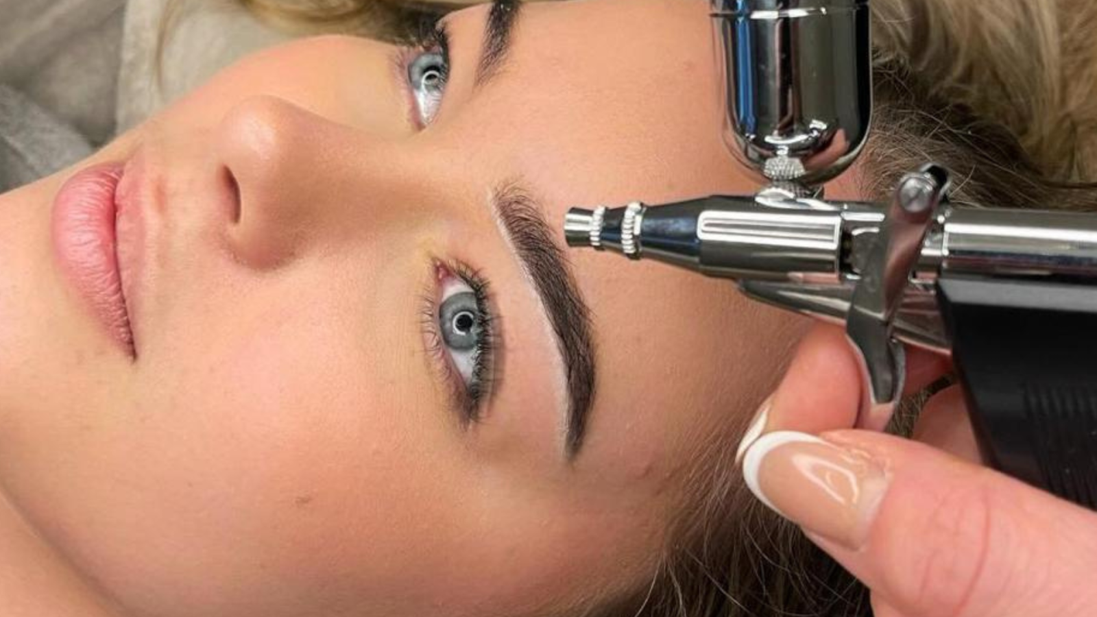 coloration des sourcils airbrush