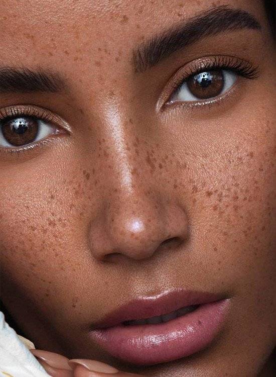 Taches de rousseur au maquillage permanent