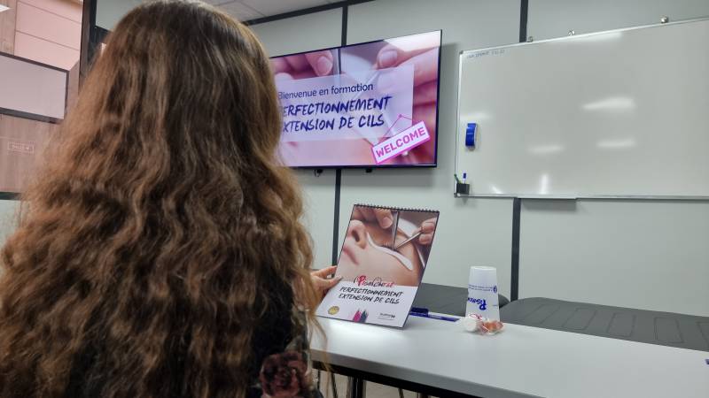 Faire une formation perfectionnement extension de cils