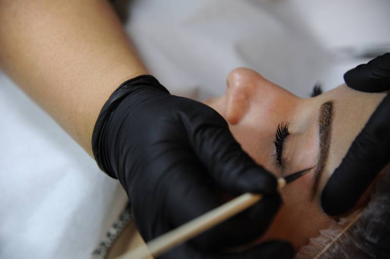 Intensifiez votre regard grâce au microblading à Lyon
