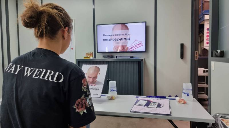 Travailler dans la pigmentation du cuir chevelu